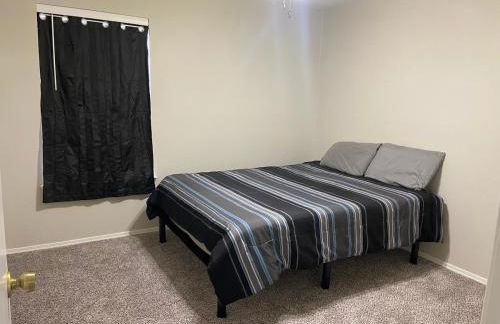 Cozy 3 Bedroom Home in Quiet Neighborhood - Photo 10