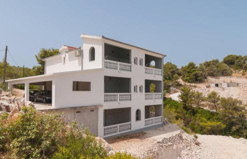 Gorgeous Apartment In Supetar-Splitska - Photo 2