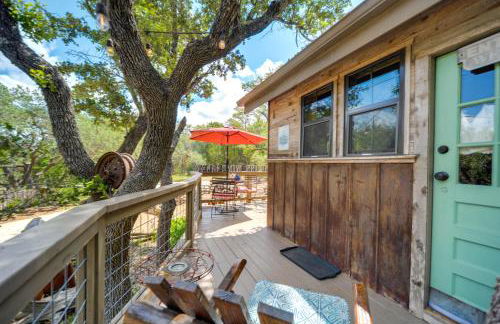 Snuggle Inn Wimberley Cabin with Fire Pit and Deck - Foto 24