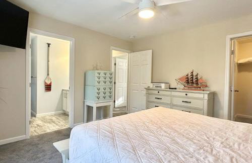 5BR Waterfront Hot Tub Kids Playscape Pets Family Compound! - Foto 13