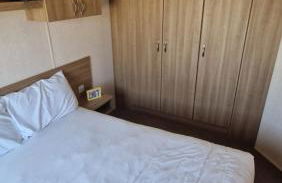Spacious 6 Berth Caravan with Decking - Photo 5