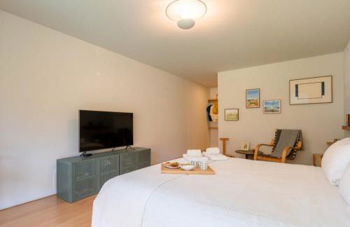 Grand Villa w/ Pool, Garden & Garage by HostWise - Foto 20