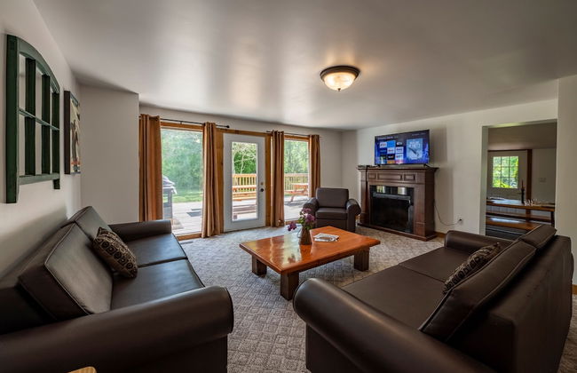 RARE FIND - 6 bdrm Very Private Cottage on 10 acres, Hot Tub, BBQ, Petfriendly - Foto 8