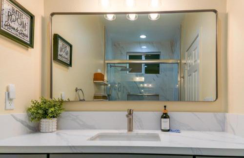 Spacious Disneyland Getaway I Game Room, King Suites & EV Access I Sleeps 14 - Foto 33