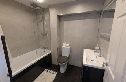 Large Modern House with Private Parking - Foto 56