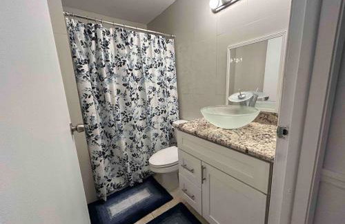 Master Bedroom w Pvt Bath in shared home - Foto 14