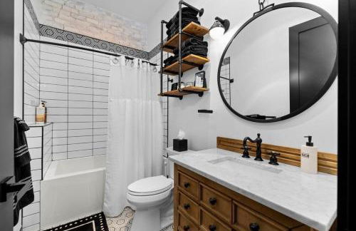 Luxury TC Loft: Historic Condo! - Foto 48