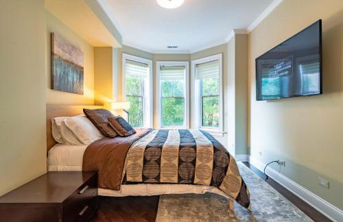 Luxurious Gold Coast 4BR 4-Story Villa with Parking Sleeps 12 Guests - Photo 34