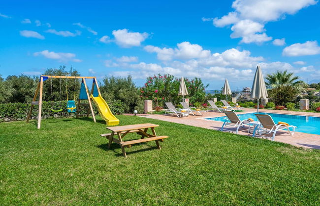 Family Friendly Villa Private Pool, Children's Play Area, Bbq, Spacious Garden, Near Beach - Photo 28