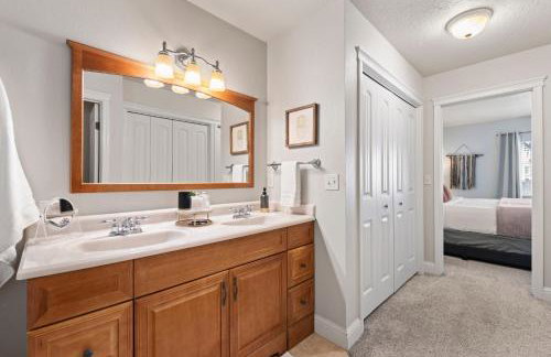 Fire Pit Getaway Shops and Dining 70in TV - Foto 23