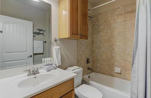 Chic 2BD with Balcony Pool Hot Tub & Marina Views - Foto 25