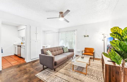 Heart of SoCo 2BR and 1BR King Suites with Free Parking, Pool, and Laundry Center - Foto 22