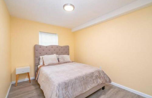 Gorgeous Waterfront 2 Bedroom 1 Bath Modern Home. - Foto 8