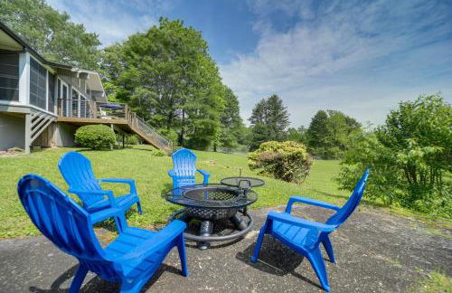 Centrally Located Brevard Home with Deck and Fire Pit! - Foto 29