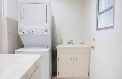 Updated 3-Bedroom LA Home with Backyard, BBQ & Family-Friendly Amenities - Photo 16