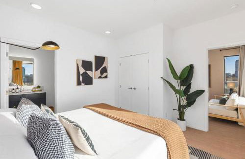 Penthouse Condo on River with Garage and Patio, Walk Downtown - Foto 18