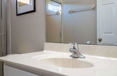 4BR Lakefront - Themed Rooms - Pool & BBQ! - Foto 59