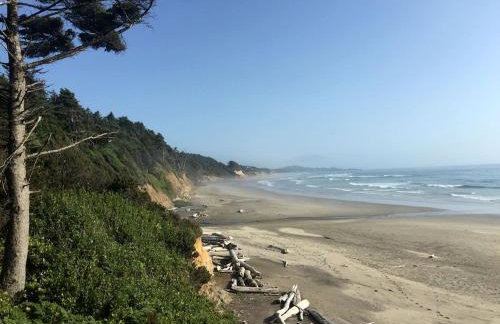Charming A Frame Nestled Amidst Trees in Otter Rock, Oregon - Foto 22