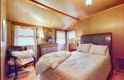 Adirondacks in Style! Lake House with Deck, Fire Pit - Foto 17