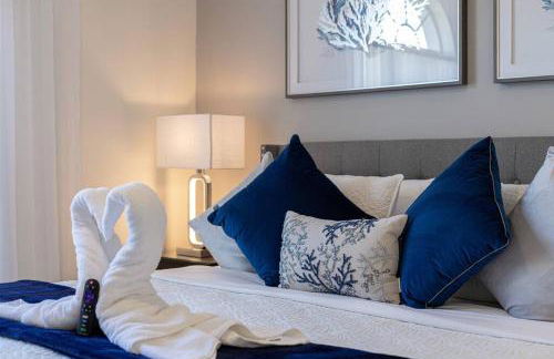 580 - Stunning Renovated Home with Large East Facing Pool Deck Overlooking Preservation Area and Games Room - Foto 12