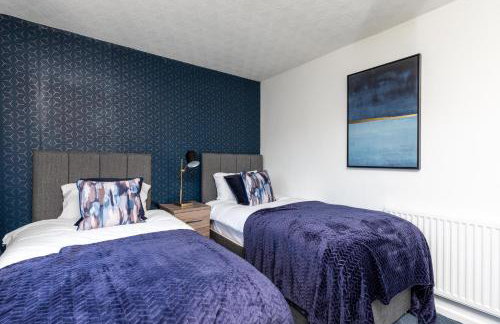 Findon House Spacious 3 bedroom, contractor, relocations friendly,10mins from GATWICK Airport, free parking, WIFI, garden, CRAWLEY - Photo 3