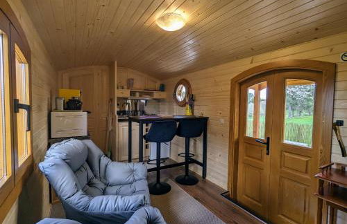 Roulotte cosy avec jacuzzi et spa, massages bien-être, nature et calme, près de Lyon - FR-1-582-477 - Foto 2