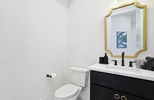 3-BD Luxury Living w Rooftop Garden Views - Photo 26