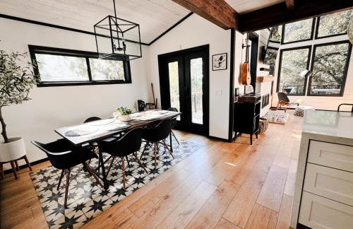 Haven at Cedar Haus Luxury 1BR Escape w Hot Tub EV Charger Gourmet Kitchen Fully Fenced Yard Dogs OK - Foto 17