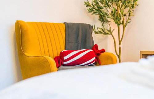 #99 Quirky and Stylish 3-Bedroom - Close to Drayton Manor Theme Park - Sleeps 6 - "Perfect for contractors and Families - Free parking" - Photo 5