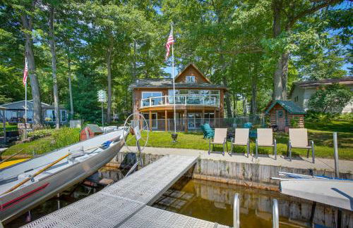 Sauna and Fireplaces! Lakefront Cadillac Retreat - Foto 2