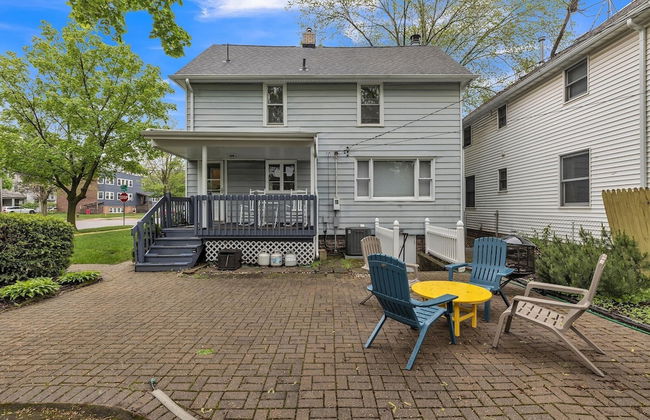 Unique Charmer: Outdoor Space & More Near Um 3 Bedroom Home by RedAwning - Foto 1