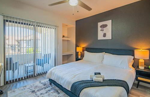 Elegant 1BD King Bed, Pool, Hot Tub, Gym, Parking - Photo 5