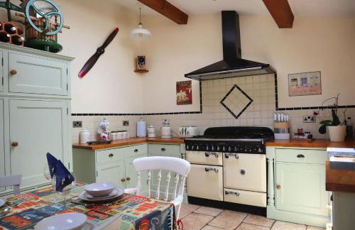 Beautiful Character 5 Bedroom Dorset Thatched Cottage - Great Location - Garden - Parking - Fast WiFi - Smart TV - Newly decorated - sleeps up to 10! Only 18 mins drive to Sandbanks Beach! Close to Bournemouth & Poole - Photo 26