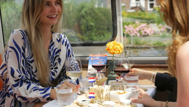 Você se deliciará com vinhos e queijos selecionados