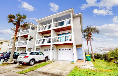 Ocean-view townhome with balcony & W/D - walk to beach - dog-friendly - Foto 1