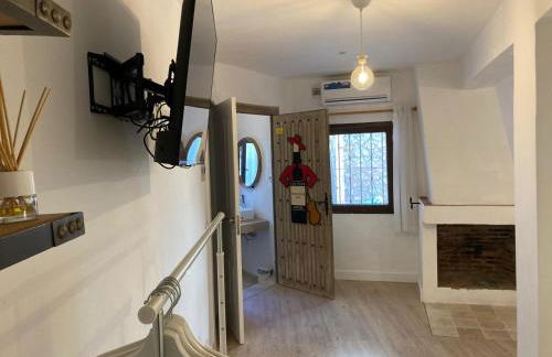 Habitación amplia y tranquila con baño privado en piso compartido - Photo 5