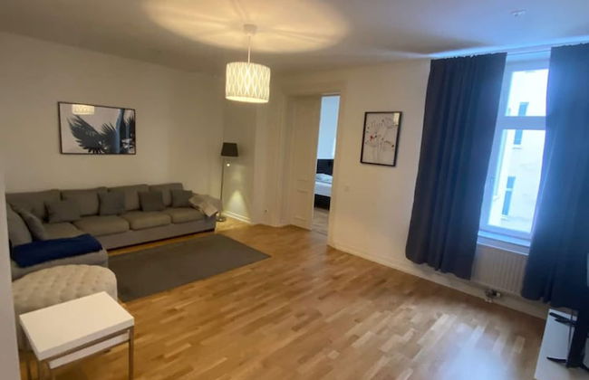 Elegant Apartment in the City - Photo 4