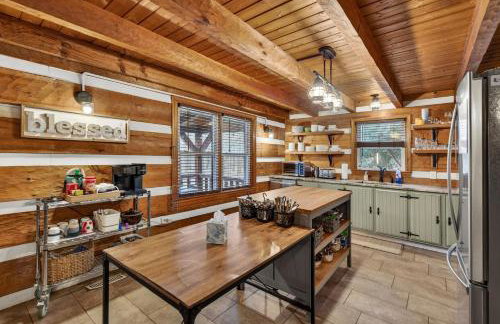 Riverfront w Hot Tub Game Room Fire Pit & More - Foto 13