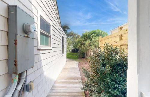 Dog-friendly cottage across from the water in a walkable neighborhood - Foto 20