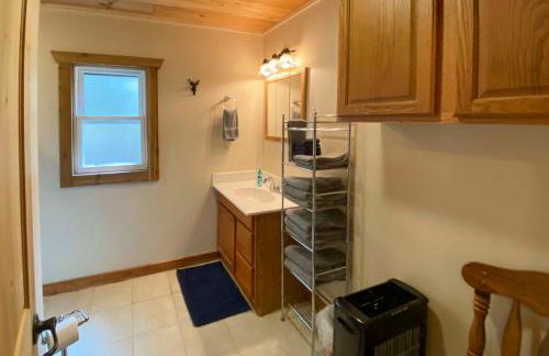 Burns Lake Cabin with Dock, Fire Pit, Rowboat and More - Foto 11