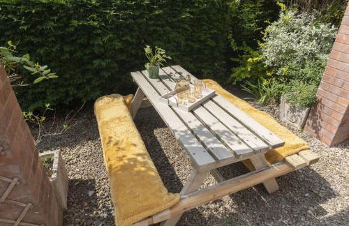 Peaceful 3-Bed Cottage in Eastington, near Stonehouse - Photo 9