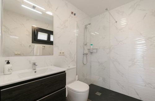 Casa nueva con piscina y vistas al mar - Foto 39