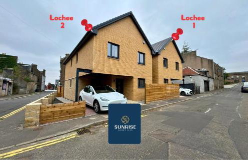 L1 - INVOICE and REDUCED PRICE only via SUNRISE SHORT LETS DUNDEE, Large 4 Bedroom House with 6 Beds and 3 bathrooms, TVs in each room, Free Parking, Fully Equipped, Local Amenities, Easy Ring Road Access, Special Rates and ONLY 9 Mins to STANNERGATE Port - Foto 45