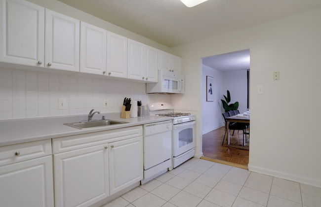 Convenient Apt Near Airport - Photo 16