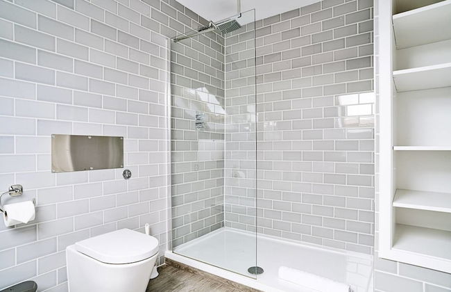 JOIVY Luxury George Street Apartments: Castle Suite - Photo 16