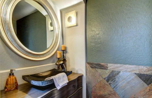 Luxe Couples Retreat with Pool and Outdoor Kitchen! - Foto 49