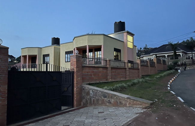 The Mugabi's Spacious Private Room - Foto 36