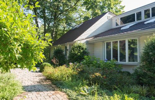 Contemporary 3 Bedroom Apt with Sauna in Woods - Foto 1