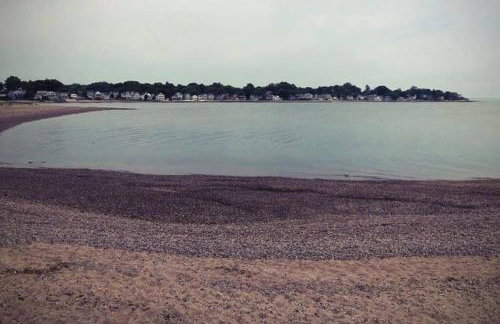 Beachy Bay Breeze Bungalow 2BR with parking and close to many amenities. - Foto 19