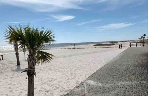 *Chic Beach Cottage Retreat* near Beach/downtown - Foto 40